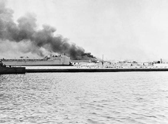 RECORD DATE NOT STATED The Suez Crisis (operation Musketeer) 1956 The tank landing ship HMS BUTTRESS disembarks troops and vehicles on the landing beach at the fishing harbour in Port Said. Copyright: xpiemagsx piemagwarw13102023-1122 !ACHTUNG AUFNAHMEDATUM GESCHÄTZT!