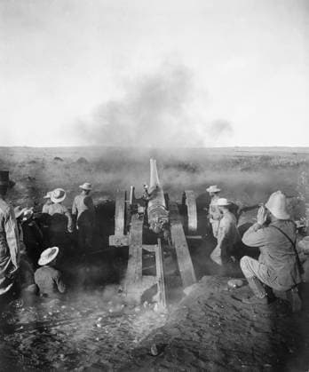 RECORD DATE NOT STATED The Second Anglo - Boer War, South Africa 1899 - 1902 A 4.7 inch gun known as Joe Chamberlain firing during the barrage of Magersfontein. The barrage was one of the biggest since Sevastopol but only served to warn the Boers of the imminence of British attack. Copyright: xpiemagsx piemagwarw13102023-3354 !ACHTUNG AUFNAHMEDATUM GESCHÄTZT!