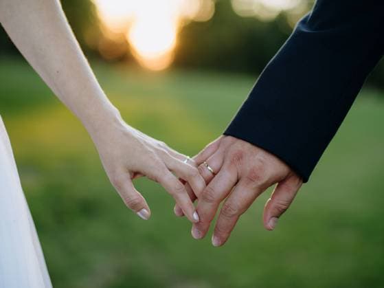 Close-up of bride and groom holding hands. Close-up of bride and groom holding hands,outdoor. model released Copyright: xx HHH SOLO TZ DETI MIX III 2022 HHH 179