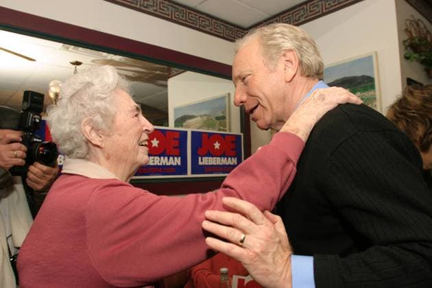 SENATOR JOSEPH LIEBERMAN Presidential candidate Joseph Lieberman with diners at Rolands in Nashua, NH. 1 8 04. EDITORIAL USE ONLY Copyright: x 2004xLisaxQuinones BlackxStarx LISAxQUINONESx bsphotos014596