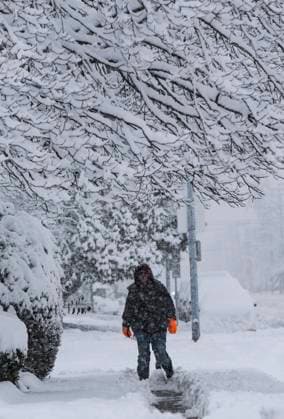 (240117) -- VANCOUVER, Jan. 17, 2024 -- A person walks along a sidewalk in the snow in Vancouver, British Columbia, Canada, on Jan. 17, 2024. Environment Canada issued a snowfall warning for the province of British Columbia on Wednesday. The Metro Vancouver region saw up to 20 centimetres of snow, causing schools to close and flights to be delayed and cancelled. (Photo by Xinhua) CANADA-VANCOUVER-HEAVY SNOW LiangxSen 