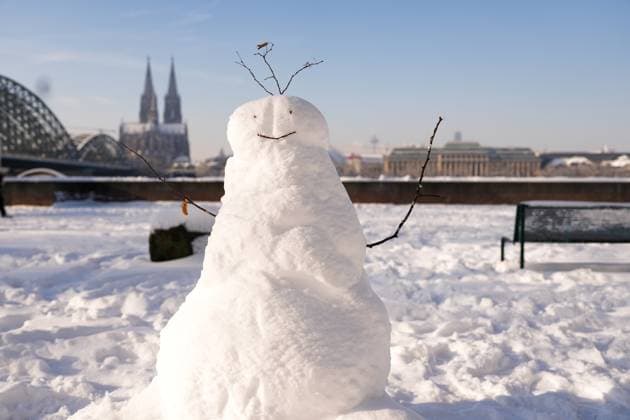 Bilder des Jahres 2024, News 01 Januar News Themen der Woche KW03 News Bilder des Tages Impressionen Wintereinbruch und Schnee in Koeln Impressionen und Eindruecke vom Wintereinbruch mit Schnee und Schneemassen in der Domstadt mit einem Schneemann vor dem Hintergrund des Koelner Dom. Die Stadt unter einer zauberhaften Schneedecke, ein Wintermaerchen Koeln, 18.01.2024 Koeln Nordrhein-Westfalen Deutschland *** Impressions of the onset of winter and snow in Cologne Impressions and impressions of the onset of winter with snow and snow masses in the cathedral city with a snowman against the background of Cologne Cathedral The city under a magical blanket of snow, a winter fairy tale Cologne, 18 01 2024 Cologne North Rhine-Westphalia Germany