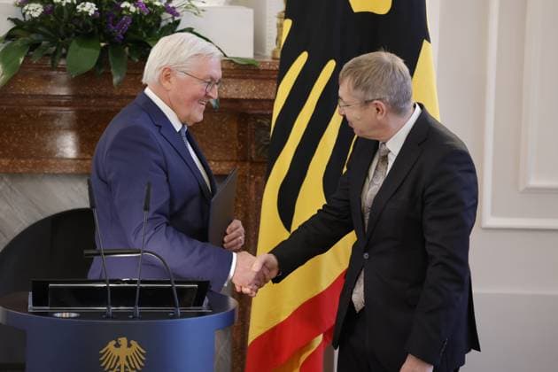 Frank Walter Steinmeier, Federal President , Prof Dr Klaus Cichutek , Germany, Berlin, Bellevue Palace, Speech by BPr Steinmeier at the awarding of the Cross of Merit 1st Class of the Order of Merit of the Federal Republic of Germany to Klaus Cichutek and Lothar H Wieler