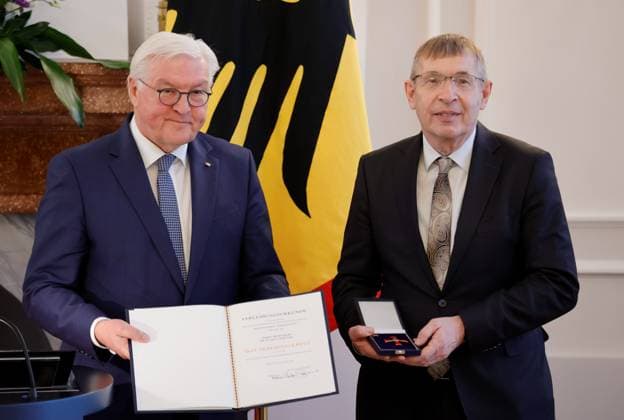 Frank Walter Steinmeier, Federal President , Prof Dr Klaus Cichutek , Germany, Berlin, Bellevue Palace, Speech by BPr Steinmeier at the awarding of the Cross of Merit 1st Class of the Order of Merit of the Federal Republic of Germany to Klaus Cichutek and Lothar H Wieler