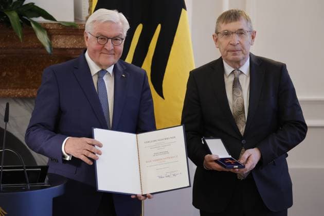 Frank Walter Steinmeier, Federal President , Prof Dr Klaus Cichutek , Germany, Berlin, Bellevue Palace, Speech by BPr Steinmeier at the awarding of the Cross of Merit 1st Class of the Order of Merit of the Federal Republic of Germany to Klaus Cichutek and Lothar H Wieler