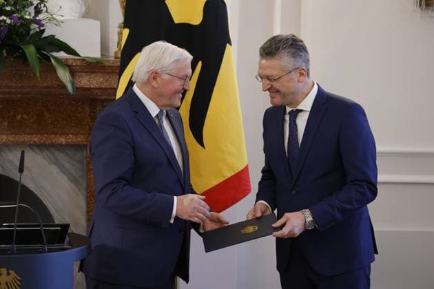 Frank Walter Steinmeier, Federal President , Prof Dr Dr h c mult Lothar H Wieler, Germany, Berlin, Bellevue Palace, Speech by BPr Steinmeier at the awarding of the Cross of Merit 1st Class of the Order of Merit of the Federal Republic of Germany to Klaus Cichutek and Lothar H Wieler