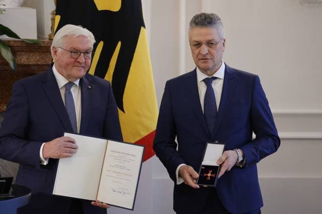 Frank Walter Steinmeier, Federal President , Prof Dr Dr h c mult Lothar H Wieler, Germany, Berlin, Bellevue Palace, Speech by BPr Steinmeier at the awarding of the Cross of Merit 1st Class of the Order of Merit of the Federal Republic of Germany to Klaus Cichutek and Lothar H Wieler