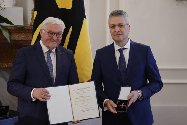 Bilder des Jahres 2024, News 01 Januar News Themen der Woche KW03 News Bilder des Tages Frank-Walter Steinmeier, Bundespräsident , Prof. Dr. Dr. h.c. mult. Lothar H. Wieler, Deutschland, Berlin, Schloss Bellevue, Ansprache BPr Steinmeier bei der Verleihung des Verdienstkreuzes 1. Klasse des Verdienstordens der Bundesrepublik Deutschland an Klaus Cichutek und Lothar H. Wieler *** Frank Walter Steinmeier, Federal President , Prof Dr Dr h c mult Lothar H Wieler, Germany, Berlin, Bellevue Palace, Speech by BPr Steinmeier at the awarding of the Cross of Merit 1st Class of the Order of Merit of the Federal Republic of Germany to Klaus Cichutek and Lothar H Wieler