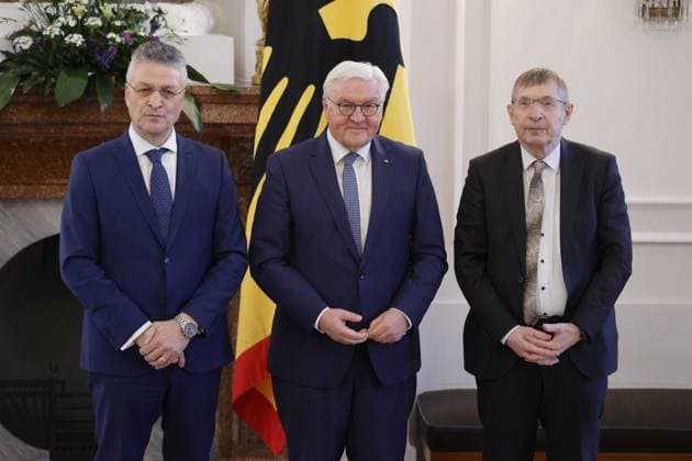 Prof Dr Dr h c mult Lothar H Wieler, Frank Walter Steinmeier, Federal President , Prof Dr Klaus Cichutek , Germany, Berlin, Bellevue Palace, Speech by BPr Steinmeier at the awarding of the Cross of Merit 1st Class of the Order of Merit of the Federal Republic of Germany to Klaus Cichutek and Lothar H Wieler