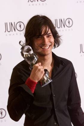 David Usher David Usher back stage with his JUNO for Best Pop Album during ceremony in St. John s, Newfoundland, April 14, 2002. (iPhoto.ca) JUNOSJ04140270 St. John s Canada EDITORIAL USE ONLY Copyright: x iPhoto.cax JUNOSJ04140270 iPhoto.cax JUNOSJ04140270