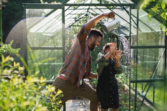 IMAGO Creative: Garten, Anbau im Gewächshaus Happy young brother with small sister having fun outdoors in backyard, gardening and greenhouse concept. A happy young brother with small sister having fun outdoors in backyard, gardening and greenhouse concept. model released Copyright: xx Man at home Victor 2021 237