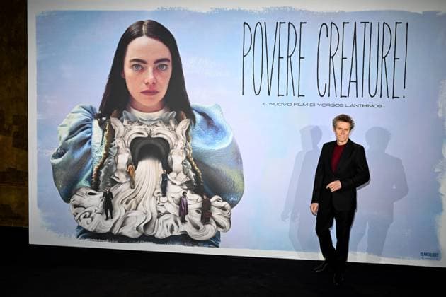 Bilder des Jahres 2024, Entertainment 01 Januar Entertainment Themen der Woche KW03 Entertainment Bilder des Tages Poor Things Photocall in Mailand Milan, Film Preview - Poor Creatures - Fondazione Prada - in the photo Willem Dafoe  Copyright: xSimonexComix xipa-agency.netx xComi Terenghix IPA_Agency_IPA42794361
