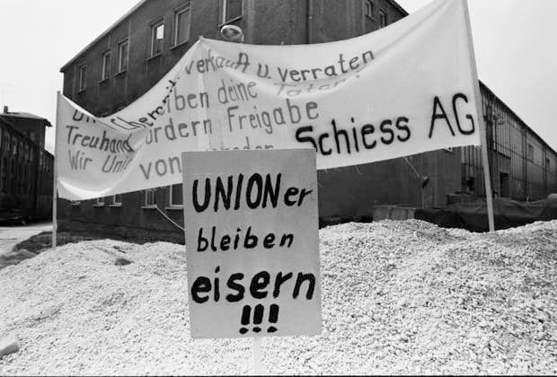 19.01.1993, Chemnitz, Werkzeugmaschinenfabrik Union,Im Jahr 1852 wurde das Unternehmen durch David Gustav Diehl in Chemnitz gegründet. 1 1872 kam es zur Umwandlung in die Aktiengesellschaft Werkzeugmaschinenfabrik Union, vormals Diehl. 1875 wurde das erste Bohrwerk aus Chemnitz vorgestellt. 1936 vereinigte sich die UNION mit der Karl-Wetzel-Maschinenfabrik aus Gera zur Firma Wetzel-UNION mit Sitz in Chemnitz. Nach dem Zweiten Weltkrieg wurde das Unternehmen 1946 enteignet; die Betriebsstandorte Gera und Chemnitz waren nun organisatorisch getrennte Teile des Werkzeugmaschinenkombinats Fritz Heckert unter der VVB Werkzeugmaschinen und Werkzeuge (WMW). Nach der Wiedervereinigung 1990 wurde die Firma privatisiert und 1994 ihr Standort G