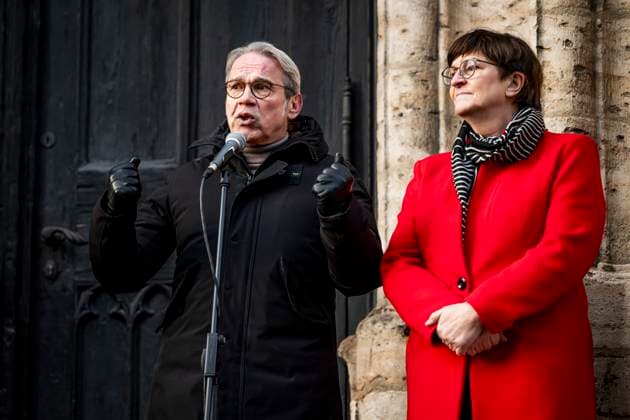 19 01 2024 - Jena: Der Thüringer Minister für Inneres und Kommunales, Georg Maier (SPD), und die Bundesvorsitzende der SPD, Saskia Esken (SPD), sprechen vor der Stadtkirche Sankt Michael in Jena. Als Teil bundesweiter Demonstrationen wurde am 19. Januar 2024 unter dem Motto ãDemokratie verteidigen! Rechtsruck stoppenÒ in Jena (Thüringen) demonstriert. _________________ Foto: Jacob Schröter (017623787412) DEMONSTRATION ãDEMOKRATIE VERTEIDIGENÒ IN JENA *** 19 01 2024 Jena The Thuringian Minister of the Interior and Local Government, Georg Maier SPD , and the Federal Chairwoman of the SPD, Saskia Esken SPD , speak in front of St. Michaels Church in Jena As part of nationwide demonstrations, a demonstration was held in Jena Thuringia on 19 J