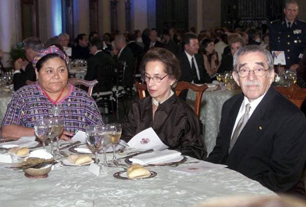 CENA MDF21105112. LA PREMIO NOBEL DE LA PAZ, RIGOBERTA MENCHU, JUANITA VIUDA DE GARCIA ROBLES, Y EL ESCRITOR COLOMBIANO GABRIEL GARCIA MARQUEZ, DURANTE UNA CENA DE ESTADO EN HONOR DE SUS MAJESTADES EL REY CARLOS XVI GUSTAVO Y LA REINA SILVIA DE SUECIA. 5 DE NOVIEMBRE DE 2002, EN EL PALACIO NACIONAL DE LA CIUDAD DE MEXICO. NOTIMEX FOTO ARIEL GUTIERREZ FRE POL CIUDAD DE MEXICO DISTRITO FEDERAL MEXICO EDITORIAL USE ONLY Copyright: xx NTX11006000 ARIELxGUTIERREZx notimexpix124371