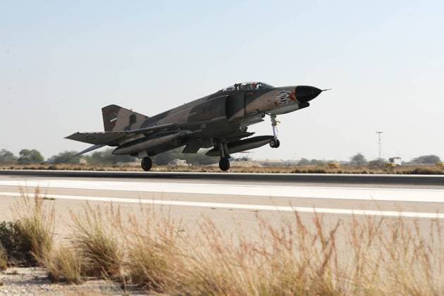 Iran, Militärübung am Persischen Golf January 19, 2024, Undisclosed, Persian Gulf, Iran: A warplane during a military drill at an undisclosed location in the Persian Gulf, southern Iran. Undisclosed Iran - ZUMAi98_ 20240119_zih_i98_014 Copyright: xIranianxArmyxOfficex