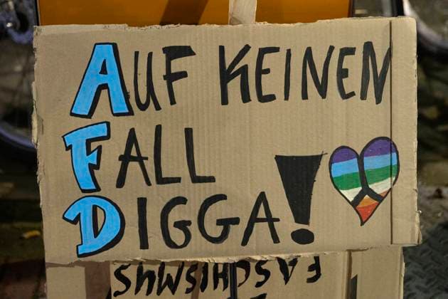 News Bilder des Tages Demonstration Nieder mit der AfD in Bochum. 19.01.2024, EU, DEU, Deutschland, Nordrhein-Westfalen, Bochum: nach der Veröffentlichung der Rechercheergebnisse von Correctiv am 10. Januar zu einem Geheimtreffen von AfD-Mitgliedern mit Personen der Identitären Bewegung, völkischen Nationalisten sowie Mitgliedern der CDU und der Werteunion am 25. November 2023, schlossen sich mehr als 60 Vereine, Verbände, Institutionen und weitere Akteure dem Demo-Aufruf der Antifaschistischen Linken in Bochum an. Auch SPD, Grüne und Linke inklusive ihrer Jugendorganisationen gehören zur Liste der Unterzeichnenden die CDU bewusst nicht. Es wurde mit ein Paar Tausend Teilnehmern gerechnet - gekommen waren ca. 15.000. EU, DEU, Germany, North Rhin