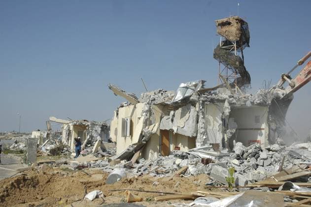 Demolition of houses in Jewish settlement Demolition of the settlements in Gush Katif. Morag settlement 2005 Photo by Nitsan Shorer Black Star EDITORIAL USE ONLY Copyright: x2005xNitsanxShorer BlackxStarx NitsanxShorerx bsphotos019839