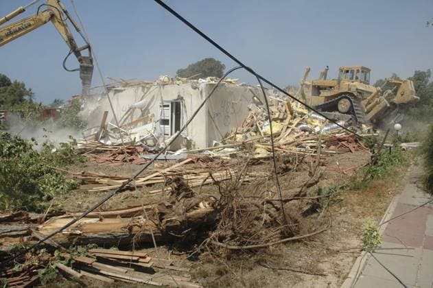 Demolition of houses in Jewish settlement Demolition of the settlements in Gush Katif. Ganey Tal- what is left of the houses. 2005 Nitsan Shorer Black Star EDITORIAL USE ONLY Copyright: x2005xNitsanxShorer BlackxStarx NitsanxShorerx bsphotos019841