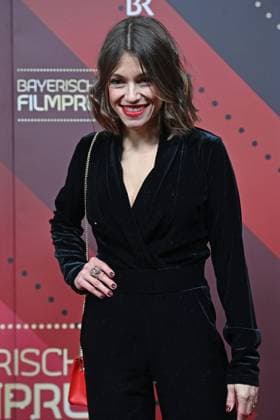 Anna Julia Antonucci, single picture,cropped single motif,half figure,half figure red carpet,red carpet,Bavarian Film Award 2023 on 19 09 2024 at the Prinzregententheater in Munich r Tel 0208