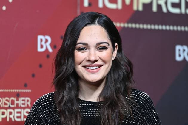 Nilam Farooq actress, single picture, cropped single motif, portrait, portrait red carpet, red carpet,Bavarian Film Award 2023 on 19 09 2024 at the Prinzregententheater in Munich