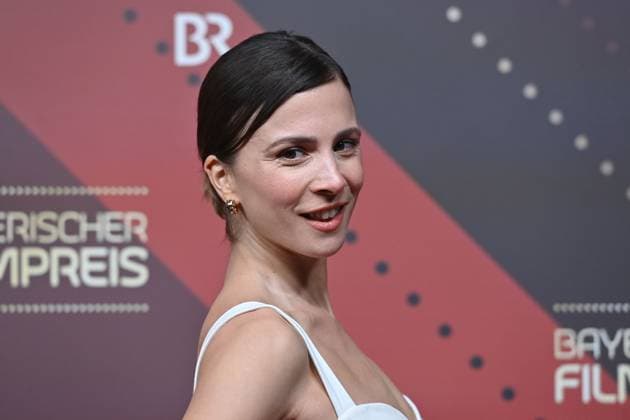 Aylin Tezel actress, single picture, cropped single motif, portrait, portrait red carpet, red carpet,Bavarian Film Award 2023 on 19 09 2024 at the Prinzregententheater in Munich r