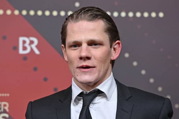 Max von der Groeben actor, single image, cropped single motif, portrait, portrait red carpet, red carpet,Bavarian Film Award 2023 on 19 09 2024 at the Prinzregententheater in Munich e i