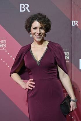Eva Maria Reichert actress , single picture,cropped single motif,half figure,half figure red carpet,red carpet,Bavarian Film Award 2023 on 19 09 2024 at the Prinzregententheater in Munich