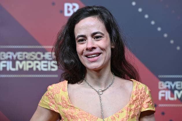 Maya Haddad actress, single image, cropped single motif, portrait, portrait red carpet, red carpet,Bavarian Film Award 2023 on 19 09 2024 at the Prinzregententheater in Munich r Te