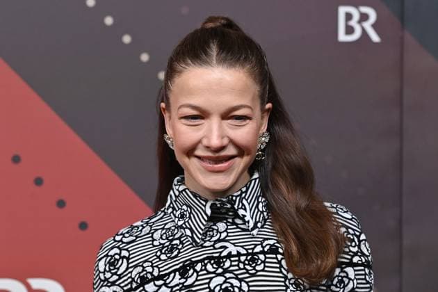 Hannah Herzsprung actress, single picture, cropped single motif, portrait, portrait red carpet, red carpet,Bavarian Film Award 2023 on 19 09 2024 at the Prinzregententheater in Munich e