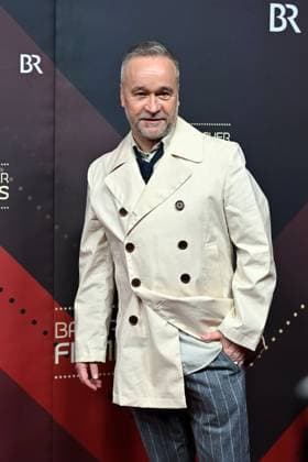 Thomas DARCHINGER Actor , single picture,cropped single motif,half figure,half figure red carpet,red carpet,Bavarian Film Award 2023 on 19 09 2024 at the Prinzregententheater in Munich