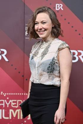 Claudia Lenzi actress , single picture,cropped single motif,half figure,half figure red carpet,red carpet,Bavarian Film Award 2023 on 19 09 2024 at the Prinzregententheater in Munich R u