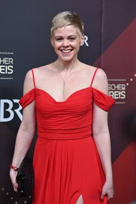 Jennifer Siemann actress , single picture,cropped single motif,half figure,half figure red carpet,red carpet,Bavarian Film Award 2023 on 19 09 2024 at the Prinzregententheater in Munich e i