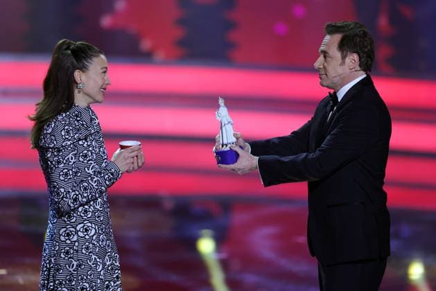 Bavarian Film Award 2023 Michael Bully Herbig presents Hannah Herzsprung with the Pierrot Presentation of the 45 Bavarian Film Award 2023 on 19 01 2024 at the Prinzregententheater in Munich Bavaria, Germany