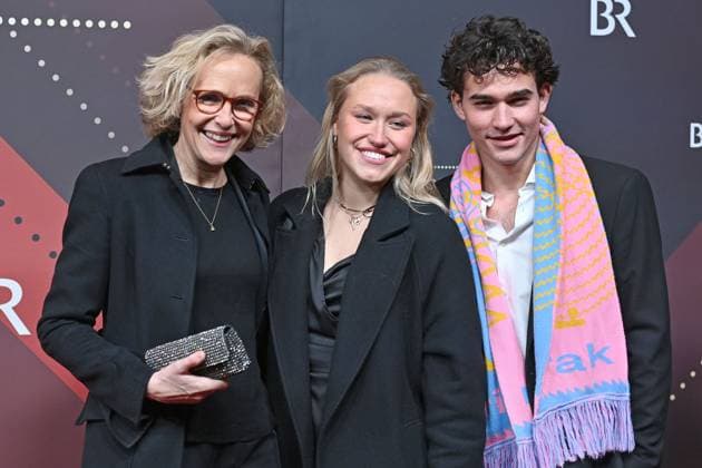 from left Juliane Koehler, daughter Jette Roesch and Sandro Madlener Red Carpet,Bavarian Film Award 2023 on 19 09 2024 at the Prinzregententheater in Munich Sven Simon Fotoagentur GmbH Co Pressefoto KG Prinzess Luise Str 41 45479 M u e l h e i m R u h r Tel 0208 9413250 Fax 0208 9413260 GLS Bank BLZ 430 60