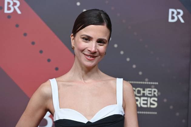 Aylin Tezel actress, single picture, cropped single motif, portrait, portrait red carpet, red carpet,Bavarian Film Award 2023 on 19 09 2024 at the Prinzregententheater in Munich Sven Simon Fotoagentur GmbH Co Pressefoto KG Prinzess Luise Str 41 45479 M u e l h e i m R u h r