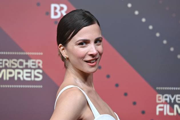 Aylin Tezel actress, single picture, cropped single motif, portrait, portrait red carpet, red carpet,Bavarian Film Award 2023 on 19 09 2024 at the Prinzregententheater in Munich Sven Simon Fotoagentur GmbH Co Pressefoto KG Prinzess Luise Str 41 45479 M u e l h e i m R u h r