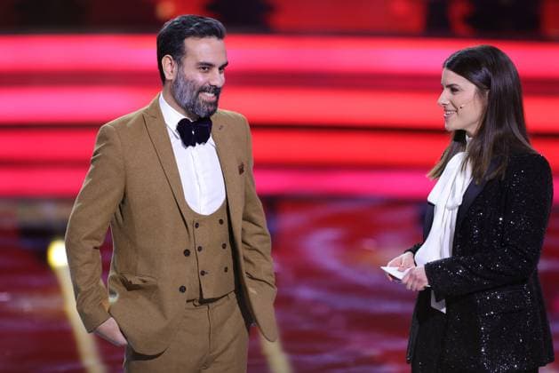 Bavarian Film Award 2023 Alireza Golafshan with presenter Sandra Griess, Presentation of the 45 Bavarian Film Award 2023 on 19 01 2024 at the Prinzregententheater in Munich Bavaria, Germany
