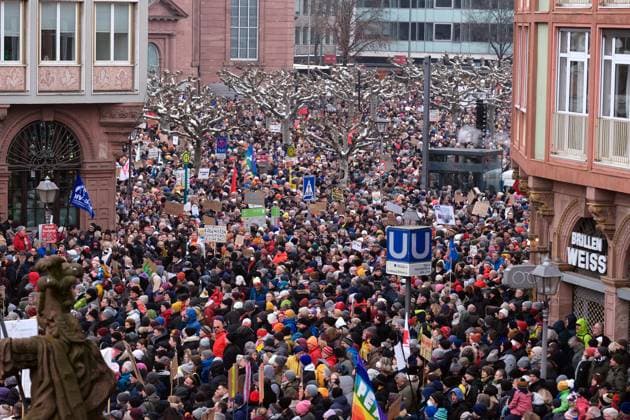 Bilder des Jahres 2024, News 01 Januar News Themen der Woche KW03 News Bilder des Tages 20.01.2024, Frankfurt, DEU Demonstration gegen Rechts und die AFD am Frankfurter Roemer ca fünfunddreissig Tausend Teilnehmern. Demokratie verteidigen Ð Gemeinsam gegen die AfD. Blick in Richtung Paulsplatz *** 20 01 2024, Frankfurt, DEU Demonstration against the right and the AFD at Frankfurt Roemer approx. thirty-five thousand participants Defending democracy Ð Together against the AfD View in the direction of Paulsplatz