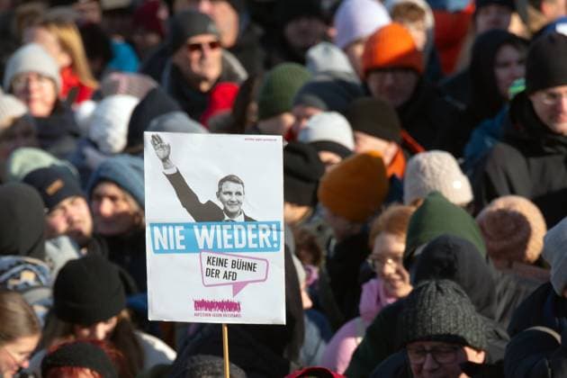 News Bilder des Tages Tausende Teilnehmer beteiligen sich bei einer Grossdemonstration gegen Rechtsextremismus am 20.01.2024 in Erfurt. Das Transparent verweist auf den Politiker Bjoern Hoecke, Vorsitzender der AfD-Fraktion im Thüringer Landtag. Im Maerz 2015 war er Mitbegruender der rechtsextremen parteiinternen Gruppe Der Fluegel. Die Kundgebung auf dem Erfurter Domplatz stand unter dem Motto Nie wieder ist jetzt. Antifaschismus muss man selber machen . Das Buendnis appellierte an alle Menschen in Thueringen, die Agenda der AfD zu hinterfragen und sich fuer den Erhalt der Demokratie einzusetzen. Der Thueringer Landesverband der AfD wird vom Landesverfassungsschutz als gesichert rechtsextremistisch eingestuft. Ausloeser der bundesweit stattfindenden Kundgebun