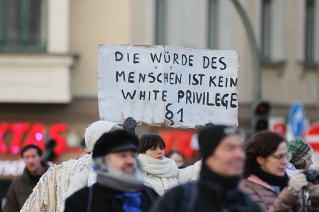Berlin, Deutschland, 20.01.2024: Kreuzberg: Demo für Solidarität mit Palästinensern und Gaza: Demonstranten ziehen den Kottbusser Damm entlang Richtung Neukölln, Auf einem Schild steht Die Würde des Menschen ist kein White Pivilege ß1 *** Berlin, Germany, 20 01 2024 Kreuzberg Demonstration for solidarity with Palestinians and Gaza Demonstrators march along Kottbusser Damm towards Neukölln, A sign reads The dignity of man is not a white privilege ß1 Copyright: xdtsxNachrichtenagenturx dts_29173
