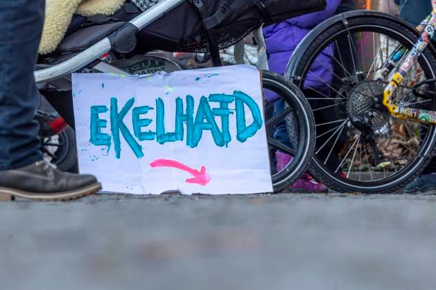 News Bilder des Tages Gegen Faschismus und die AfD - Großdemo in Stuttgart. Am Schlossplatz haben sich mehrere Tausend Menschen versammelt. Das Motto: Die rechte Welle brechen. Geladen hatte ein linksorientiertes Bündnis. 20.01.2024: Stuttgart, Baden-Württemberg, Deutschland. *** Against fascism and the AfD Large-scale demonstration in Stuttgart Several thousand people gathered on Schlossplatz The motto Breaking the right-wing wave A left-wing alliance had invited 20 01 2024 Stuttgart, Baden Württemberg, Germany