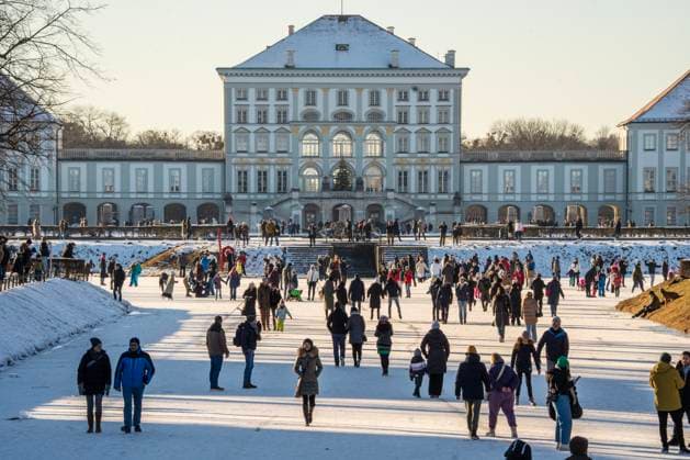 Bilder des Jahres 2024, News 01 Januar News Themen der Woche KW03 News Bilder des Tages Wintervergnügen auf dem zugefrorenen Nymphenburger Kanal, München, Januar 2024 Deutschland, München, Januar 2024, Schloss Nymphenburg, Wintervergnügen am Nymphenburger Schlosskanal, viele Münchner bummeln am Samstagnachmittag bei Minusgraden über den zugefrorenen Kanal, Temperaturen bei -8 Grad und Sonnenschein, Eisfläche noch tragfähig, Wintertag, Winter, Wochenende, Bayern, *** Winter fun on the frozen Nymphenburg Canal, Munich, January 2024 Germany, Munich, January 2024, Nymphenburg Palace, winter fun on the Nymphenburg Palace Canal, many Munich residents stroll along the frozen canal on Saturday afternoon in sub-zero temperatures, temperatures at 8 degrees and sunshine, ice surface still viable, winter day, winter, weekend, Bava