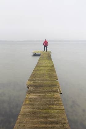 Creative Highlights Symbolbilder Mann auf Holzsteg am Großen Plöner See, Großer Plöner See, Plöner See, Großer Plöner See im Winter, SchleswigHolstein Deutschland MR:ja Arndt Sven Erik *** Man at Wooden bridge on Big ones Plöner See, Big Plöner See, Plöner See, Big Plöner Lake at Winter, schleswigholstein Germany Mr Yes Arndt Sven Erik Copyright: imageBROKER/alimdix/xArterrax/xSven-ErikxArndt ibltsm10087543.jpg ,model released, Symbolfoto ,property released