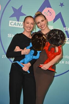 27th L Alpe d Huez Festival Winners Photocall Audrey Lamy and Chloe Jouannet posing for the photocall of the winners during the 27th Comedy Film Festival in L Alpe d?Huez, France, on January 20, 2024. Photo by Mireille Ampilhac ABACAPRESS.COM L Alpe d Huez France  Copyright: xAmpilhacxMireille ABACAx