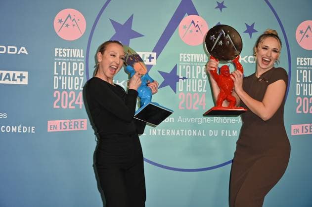 27th L Alpe d Huez Festival Winners Photocall Audrey Lamy and Chloe Jouannet posing for the photocall of the winners during the 27th Comedy Film Festival in L Alpe d?Huez, France, on January 20, 2024. Photo by Mireille Ampilhac ABACAPRESS.COM L Alpe d Huez France  Copyright: xAmpilhacxMireille ABACAx