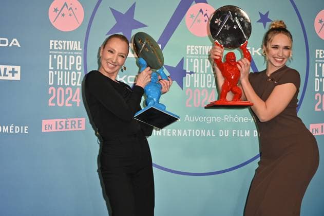27th L Alpe d Huez Festival Winners Photocall Audrey Lamy and Chloe Jouannet posing for the photocall of the winners during the 27th Comedy Film Festival in L Alpe d?Huez, France, on January 20, 2024. Photo by Mireille Ampilhac ABACAPRESS.COM L Alpe d Huez France  Copyright: xAmpilhacxMireille ABACAx