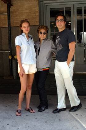 Yoko Ono, Sean Lennon, and Bijou Phillips in NYC Bijou Phillips, Yoko Ono, and Sean Lennon (wearing a Rolling Stones T-Shirt!) en route to meet friends for lunch in the Soho neighborhood of New York City; August 7, 2002. Photo: Sara Jaye iPhoto.ca IMDRNY08070250 EDITORIAL USE ONLY Copyright: x2002xSaraxJayex IMDRNY08070250 SaraxJayex 8702_IMDRNY08070250