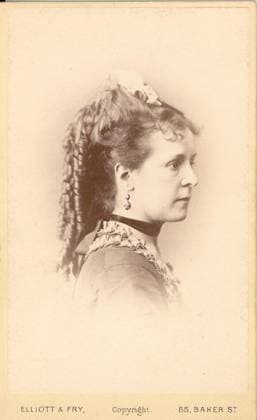 Minnie Thompson This British carte de visite of the actress Minnie Thompson was produced by Elliott & Fry, 55 Baker Street, London. The actress may perhaps be the Minette Thompson who appeared in Everybody s Friend at Brooklyn s Park Theatre in 1877, or the Minnie Thompson who performed vaudeville at New York s Harlem Museum in 1891. xx EDITORIAL USE ONLY Copyright: xx MES26241 Elliottx&xFryx picturehistory010284