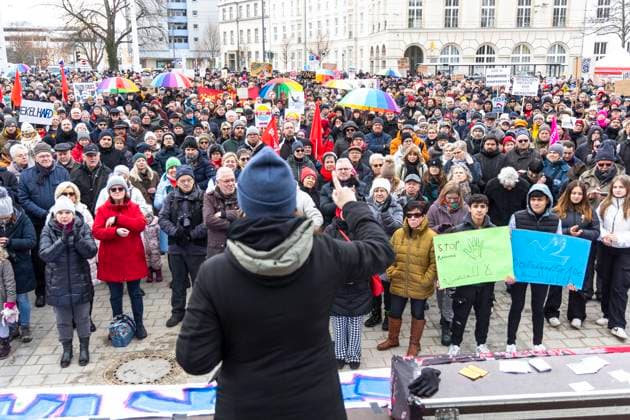 News Bilder des Tages Cottbus bekennt Farbe: Bündnis Unteilbar-Südbrandenburg DEU Brandenburg Cottbus: Maja Wallstein SPD Bundestagsabgeordnete aus der Lausitz in Cottbus- Demo gegen Rechts: Nach Bekanntwerden eines Treffens von rechten Aktivisten mit Politikern von AfD und CDU in Potsdam sind auch in mehreren Städten Brandenburgs am Wochenende Demonstrationen gegen Rechtsextremismus geplant. Unter dem Motto: Zusammen gegen Rechts Wir sind die Brandmauer! will die Stadt Cottbus am Sonntag ein Zeichen setzen. Seitdem das Recherchezentrum Correctiv ihre Recherche Geheimplan gegen Deutschland veröffentlichte, gehen in ganz Deutschland tausende Menschen gegen die AfD auf die Straße. ( *** Cottbus shows its colors Bündnis Unteilbar Südbra
